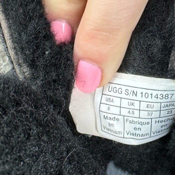 UGG Adirondack ll Waterproof Leather Lace Up Boot Sz 6 Vibram Sole - Picture 14 of 14